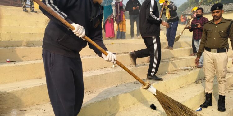 डुमरा के कैलाशपुरी घाट पर सामूहिक श्रमदान कार्यक्रम का किया गया आयोजन।