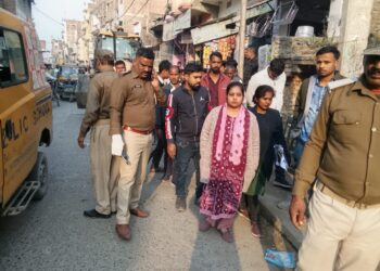 नौतन में अस्थाई अतिक्रमण के विरुद्ध चला बुलडोजर, प्रशासन रहा मौजूद