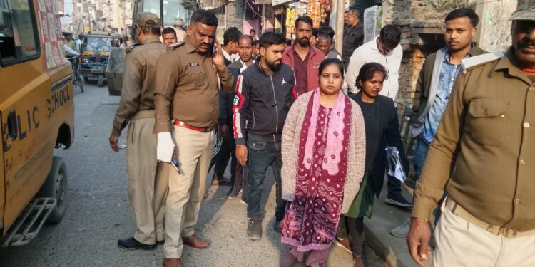 नौतन में अस्थाई अतिक्रमण के विरुद्ध चला बुलडोजर, प्रशासन रहा मौजूद