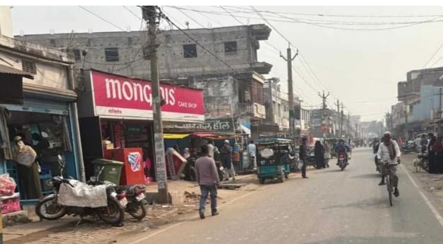 सड़क से अतिक्रमण हटते ही बड़हरिया बाजार में रौनक लौटी