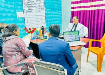 जिला पदाधिकारी श्री पवन कुमार सिन्हा ने प्रखण्ड एवं अंचल कार्यालय सिधवलिया का किया औचक निरीक्षण