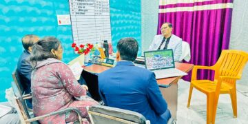 जिला पदाधिकारी श्री पवन कुमार सिन्हा ने प्रखण्ड एवं अंचल कार्यालय सिधवलिया का किया औचक निरीक्षण