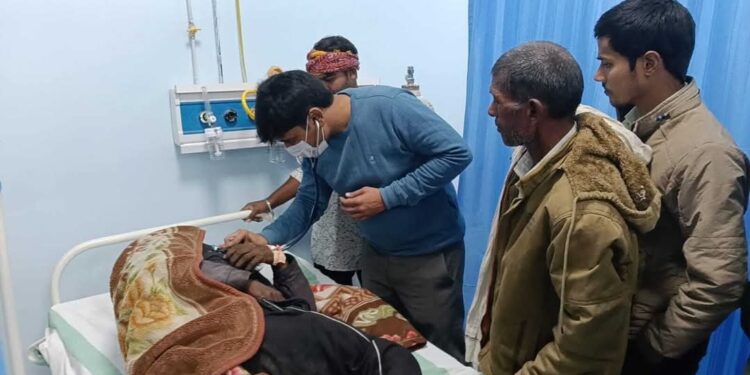 खेत नहीं पटाने पर मजदूर की पिटाई,घायल युवक को सदर अस्पताल किया गया उपचार