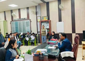 जिलाधिकारी ने जनता दरबार में किये कई समस्याओं का समाधान