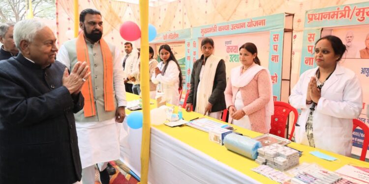 बड़ी खबर: नवादा में सीएम नीतीश कुमार की समीक्षा यात्रा—स्टॉलों का निरीक्षण, स्वास्थ्य सेवाओं पर सख्त निर्देश