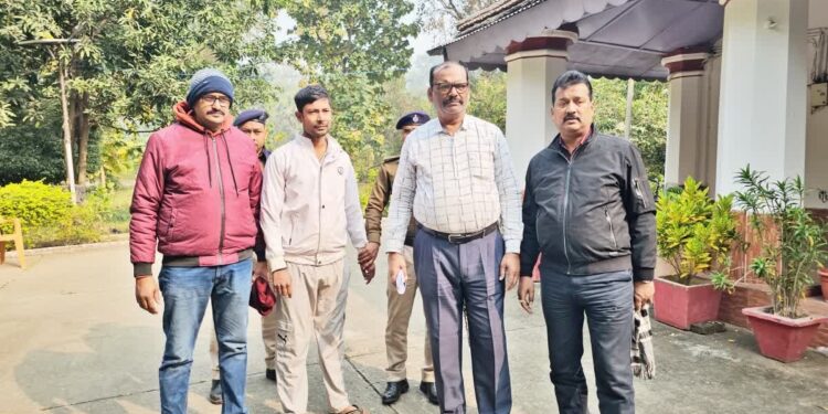 बिहार में सुबह-सुबह निगरानी का छापा, BEO का डेटा ऑपरेटर घूस लेते अरेस्ट; प्रखंड शिक्षा पदाधिकारी के आवास पर भी रेड