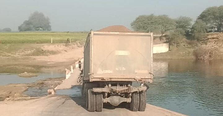 खप्टिहाकला खदान से निकल रहे ओवरलोड ट्रक