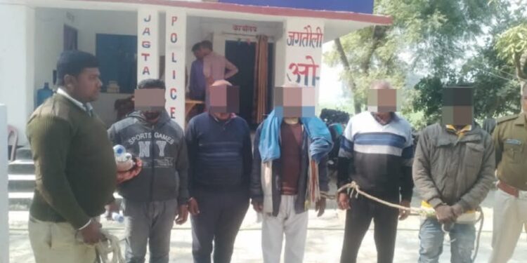 बड़ी कार्रवाई: गुप्त सूचना पर पांच वारंटी गिरफ्तार, जगतौली ओपी पुलिस की सख़्त पहल