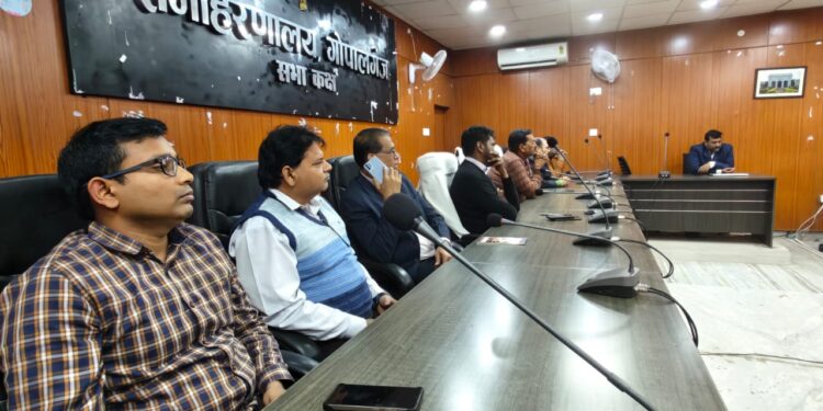 जिला पदाधिकारी ने राजस्व वसूली की समीक्षा की, लक्ष्य पूरा करने के दिए निर्देश