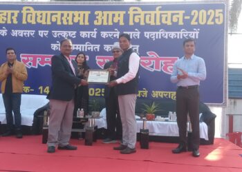 उत्कृष्ट कार्य करने वाले अधिकारियों को प्रशस्ति पत्र प्रदान कर डीएम एवं वरीय पुलिस अधीक्षक ने किये सम्मानित