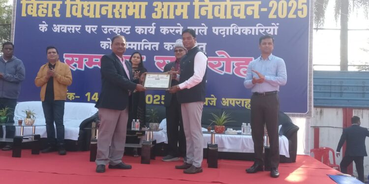 उत्कृष्ट कार्य करने वाले अधिकारियों को प्रशस्ति पत्र प्रदान कर डीएम एवं वरीय पुलिस अधीक्षक ने किये सम्मानित