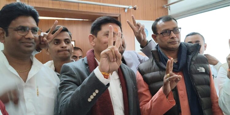 समाहरणालय स्थित सभा कक्ष में जिला पदाधिकारी श्री पवन कुमार सिन्हा की उपस्थिति में जिला परिषद अध्यक्ष पद का चुनाव शांतिपूर्ण एवं पारदर्शी तरीके से संपन्न हुआ।