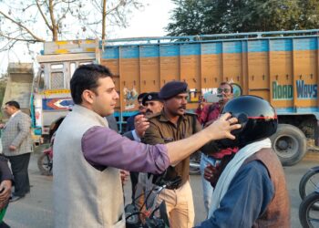 सड़क सुरक्षा को लेकर जिला प्रशासन का जागरूकता अभियान,लालू यादव चौक पर डीएम द्वारा मुफ्त हेलमेट वितरण व यातायात नियमों के पालन की अपील