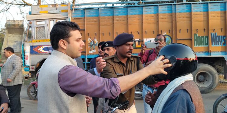 सड़क सुरक्षा को लेकर जिला प्रशासन का जागरूकता अभियान,लालू यादव चौक पर डीएम द्वारा मुफ्त हेलमेट वितरण व यातायात नियमों के पालन की अपील