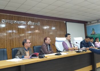 समाहरणालय स्थित परिचर्चा भवन में जिलाधिकारी श्री रिची पांडेय की अध्यक्षता में स्वास्थ्य विभाग से संबंधित एक महत्वपूर्ण समीक्षा बैठक का आयोजन किया गया। बैठक में उप विकास आयुक्त, सिविल सर्जन, उपाधीक्षक सदर अस्पताल, डीपीआरओ कमल सिंह सहित स्वास्थ्य विभाग के वरीय एवं संबंधित पदाधिकारी उपस्थित थे।