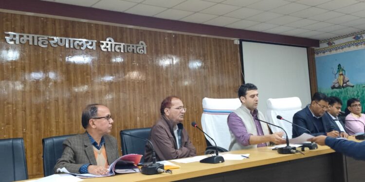 समाहरणालय स्थित परिचर्चा भवन में जिलाधिकारी श्री रिची पांडेय की अध्यक्षता में स्वास्थ्य विभाग से संबंधित एक महत्वपूर्ण समीक्षा बैठक का आयोजन किया गया। बैठक में उप विकास आयुक्त, सिविल सर्जन, उपाधीक्षक सदर अस्पताल, डीपीआरओ कमल सिंह सहित स्वास्थ्य विभाग के वरीय एवं संबंधित पदाधिकारी उपस्थित थे।