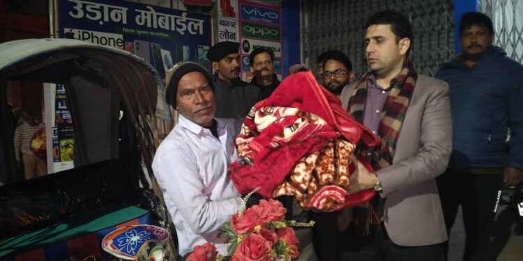 जिला पदाधिकारी श्री रिची पाण्डेय ने देर रात शहर का किया निरीक्षण, जरूरतमंदों के बीच कंबल वितरित
