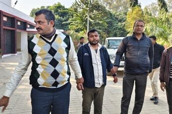 पांच हजार की घूस ले रहा था राजस्व कर्मचारी, निगरानी विभाग ने रंगे-हाथ गिरफ्तार किया