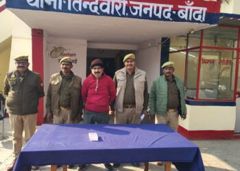 उ0प्र शासन द्वारा चलाये जा रहे अभियान ऑपरेशन शिकंजा के क्रम में कार्यवाही करते हुए थाना तिन्दवारी पुलिस द्वारा पेशेवर फर्जी जमानतदार को किया गया गिरफ्तार