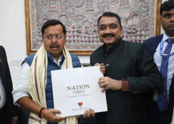 नेशन फर्स्ट” पुस्तक भेंट कर मिथिलेश ने दिया वैचारिक संदेश, शुभकामना में नीतिन नवीन से कहा “हस्तिनापुर अब आपके हवाले”