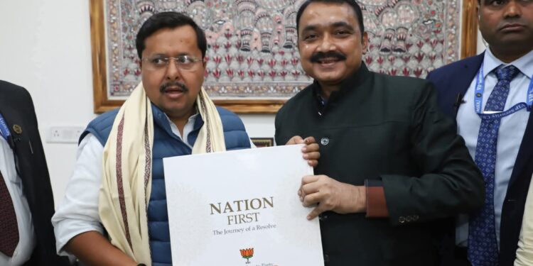 नेशन फर्स्ट” पुस्तक भेंट कर मिथिलेश ने दिया वैचारिक संदेश, शुभकामना में नीतिन नवीन से कहा “हस्तिनापुर अब आपके हवाले”