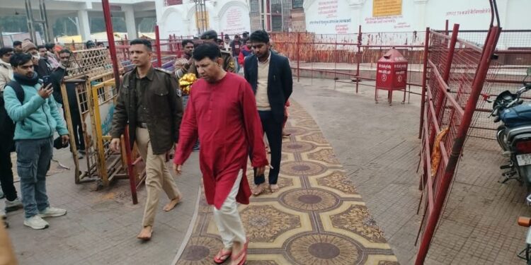 बड़ी खबर- थावे दुर्गा मंदिर पहुंचे प्रधान सचिव सीके अनिल, पूजा-अर्चना के साथ लिया सुरक्षा व्यवस्था का जायजा