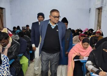 अम्बेडकर महाविद्यालय बडहरिया।मे आलिम और फाजिल की परीक्षा का निरीक्षण कुलसचिव ने किया
