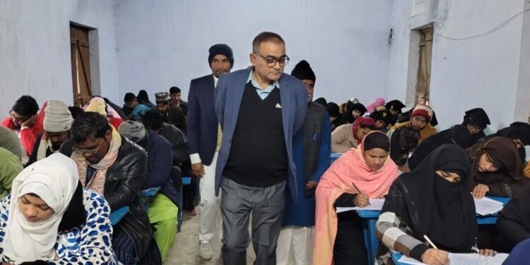 अम्बेडकर महाविद्यालय बडहरिया।मे आलिम और फाजिल की परीक्षा का निरीक्षण कुलसचिव ने किया