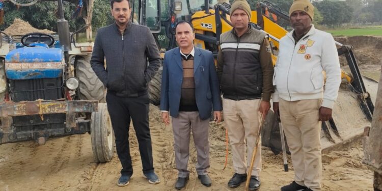 बथनाहा में अवैध खनन पर प्रशासन की बड़ी कार्रवाईजेसीबी व ट्रैक्टर जब्त, एक गिरफ्तार, अभियान रहेगा जारी