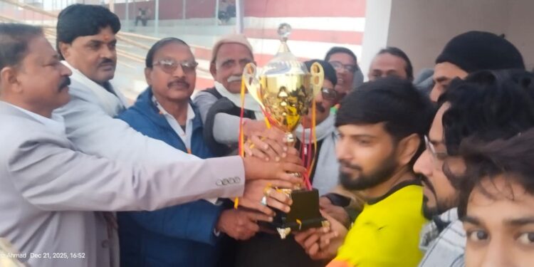 नशा क्लब सीवान ने खोदाई बारी को एक गोल से हराकर विजेता कप पर जमाया कब्जा