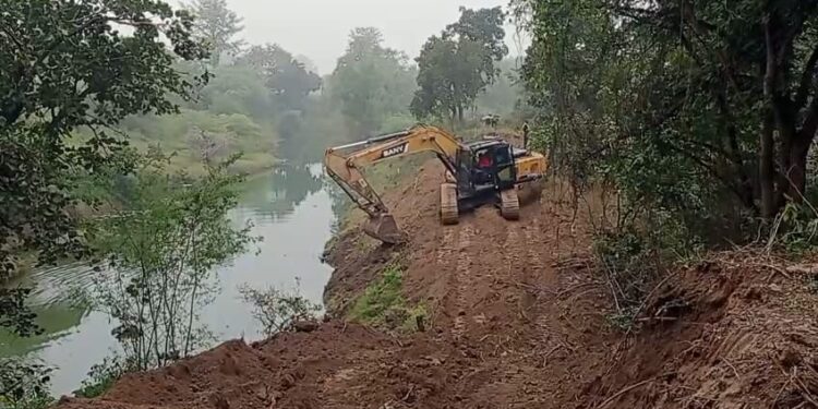 मुख्यमंत्री की प्रेरणा से जलोदय जल अभियान के अंतर्गत चंद्रावल नदी का पुनरोद्धार का किया जा रहा कार्य