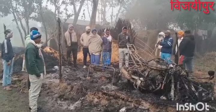 विजयीपुर के चौमुख गांव में रिहायशी झोपड़ी में संदिग्ध आगजनी, लाखों की संपत्ति स्वाहा