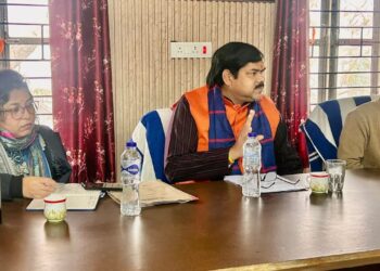 बैकुण्ठपुर विधानसभा: सिधवलिया प्रखंड कार्यालय में सरकारी योजनाओं की गहन समीक्षा, अधिकारियों को दिए गए सख्त निर्देश