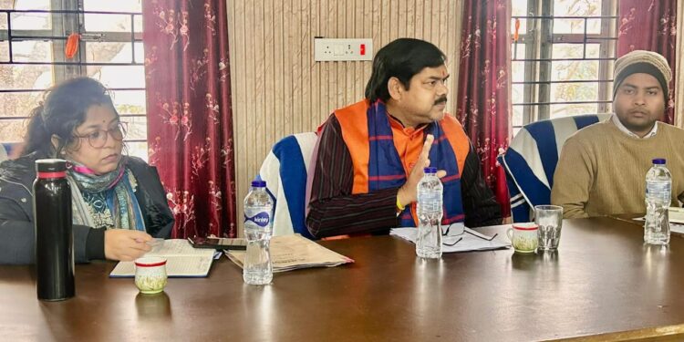 बैकुण्ठपुर विधानसभा: सिधवलिया प्रखंड कार्यालय में सरकारी योजनाओं की गहन समीक्षा, अधिकारियों को दिए गए सख्त निर्देश