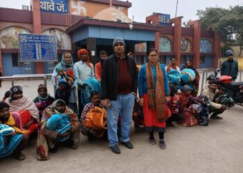 ठंड और शीतलहर के बढ़ते प्रकोप को देखते हुए प्रशासन द्वारा राहत कार्य तेज, असहाय एवं जरूरतमंद लोगों के बीच कंबल का किया गया वितरण।