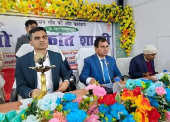 बेगूसराय में जिला पदाधिकारी की जनसुनवाई, लोगों की समस्याएं सुनीं