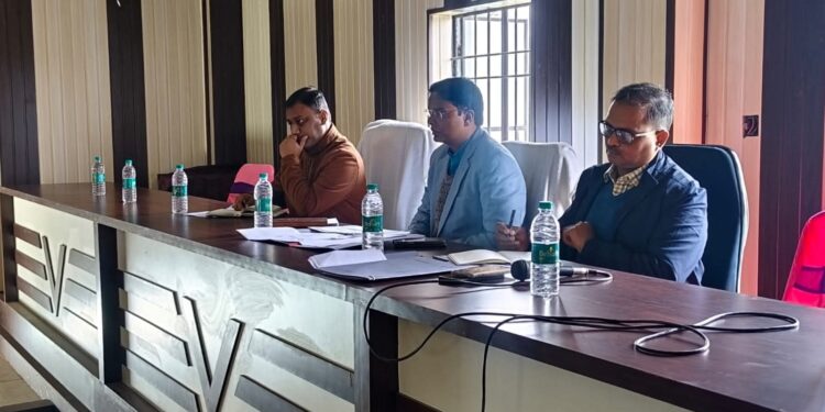 डीएम ने जाले एवं सिंहवाड़ा अंचल के राजस्व कार्यों का किए समीक्षा