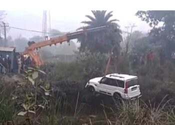 तेज रफ्तार में स्कॉर्पियो अनियंत्रित होकर नगर में गिरी, गाड़ी छोड़ चालक फरार