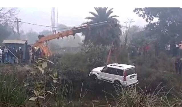 तेज रफ्तार में स्कॉर्पियो अनियंत्रित होकर नगर में गिरी, गाड़ी छोड़ चालक फरार