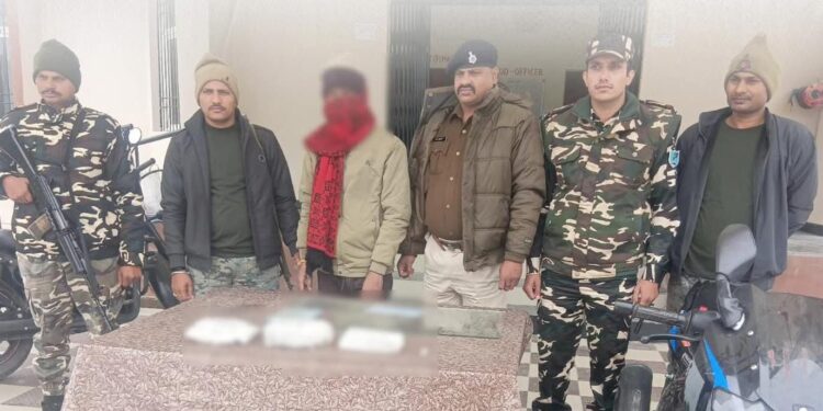 फुलकाहा में 300 ग्राम ब्राउन शुगर के साथ युवक गिरफ्तार:पुलिस-एसएसबी ने की छापेमारी, बाइक और नकदी भी जब्त