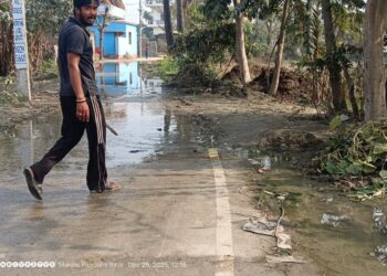 नरक बनी सड़कें, नाले के ओवरफ्लो से राहगीर परेशान, प्रशासन मौन।