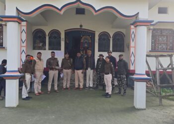 गोपालगंज में पुलिस की बड़ी कार्रवाई, पांच फरार अभियुक्तों के घरों पर ढोल नगाड़े के साथ इश्तेहार