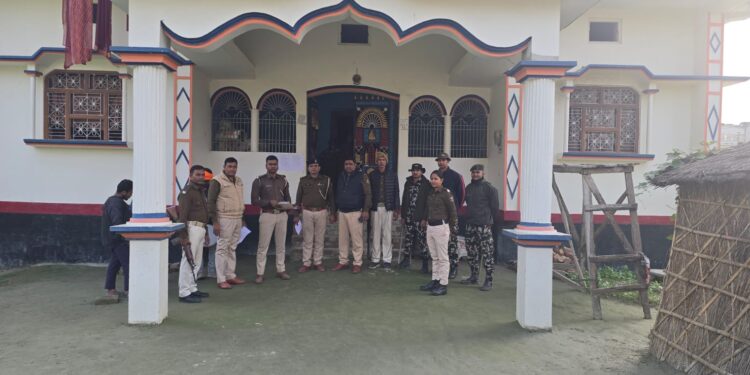 गोपालगंज में पुलिस की बड़ी कार्रवाई, पांच फरार अभियुक्तों के घरों पर ढोल नगाड़े के साथ इश्तेहार