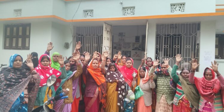 नौतन में दर्जनों जीविका दीदियों ने किया विरोध प्रदर्शन