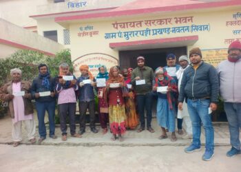 मुरारपट्टी में मुखिया ने दर्जनों लाभुकों को दिए कबीर अंत्येष्टि योजना के चेक