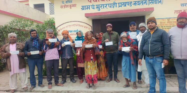 मुरारपट्टी में मुखिया ने दर्जनों लाभुकों को दिए कबीर अंत्येष्टि योजना के चेक