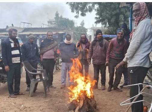 बड़हरिया प्रशासन और नगर पंचायत द्वारा प्रखंड के सभी चौक-चौराहों पर आम लोगों के लिए अलाव जलाया गया