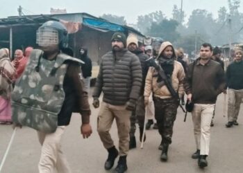 थावे में मुठभेड़ के बाद पुलिस का शक्ति प्रदर्शन, गांव-गांव फ्लैग मार्च से अपराधियों में दहशत