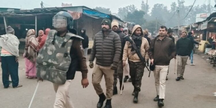 थावे में मुठभेड़ के बाद पुलिस का शक्ति प्रदर्शन, गांव-गांव फ्लैग मार्च से अपराधियों में दहशत