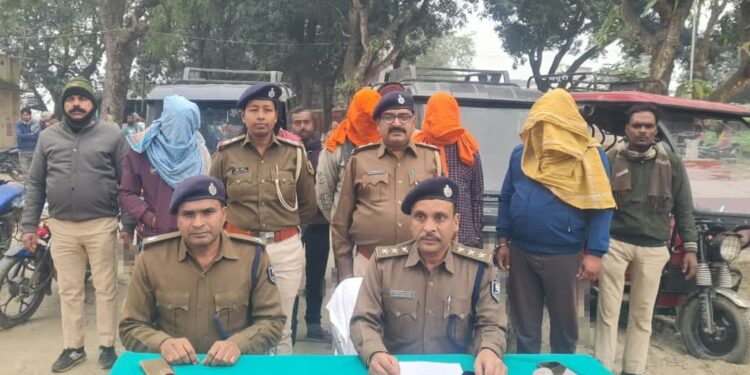 BiharPolice की बड़ी कामयाबी: टोटो लूट कांड का खुलासा, 3 लूटे गए टोटो व 2 बाइक बरामद, 5 शातिर गिरफ्तार